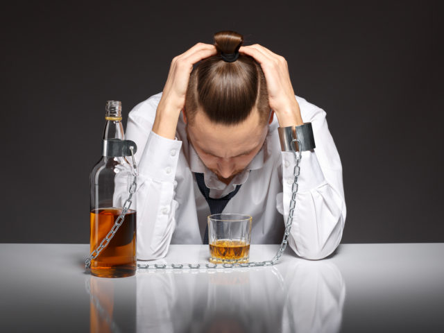 Farmakologiczne leczenie alkoholizmu - jaki lek wybrać i jak przebiega leczenie uzależnienia od alkoholu?