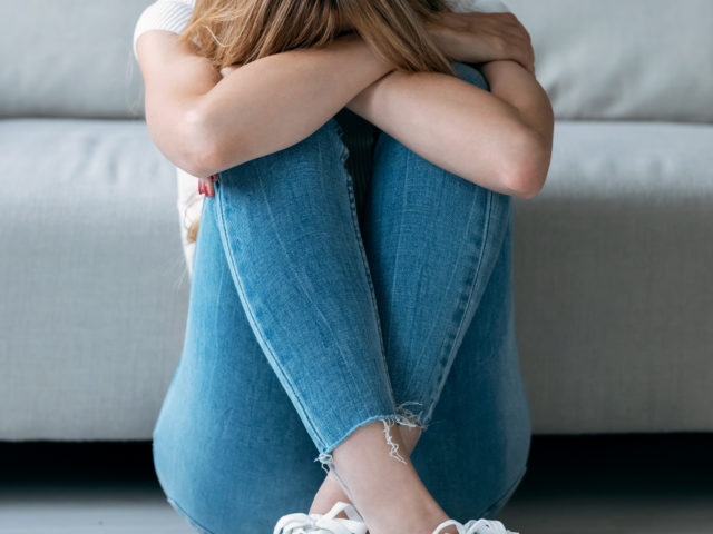 Depresja poporodowa – jak się objawia i jak ją leczyć?