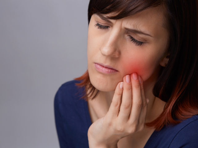 Ból po wyrwaniu zęba: jak długo się utrzymuje i jak sobie pomóc?