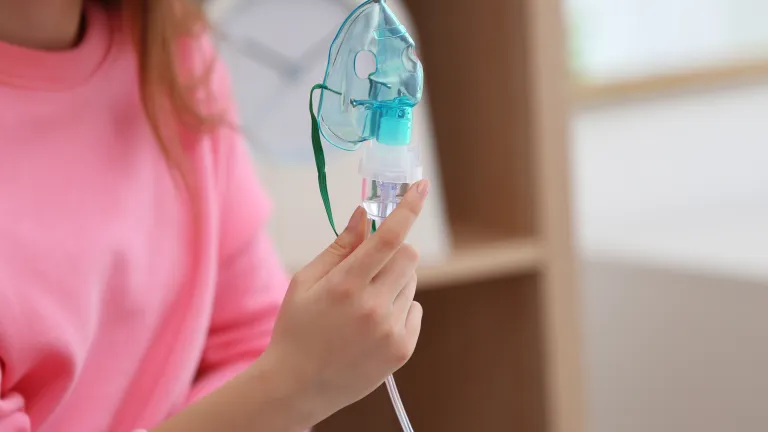 Inhalacje z soli fizjologicznej – jak je wykonać poprawnie?
