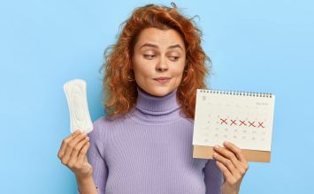 Co oznacza plamienie tydzień przed okresem?