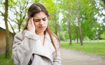 Zatkane ucho — przyczyny, objawy i sposoby na zatkane uszy