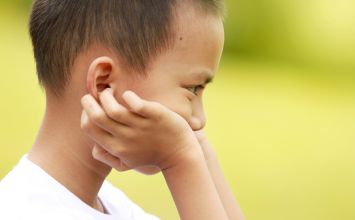 Ból ucha u dziecka: jak je rozpoznać i jak pomóc dziecku?