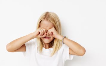 Ropiejące oczy u dziecka. Jakie są przyczyny? Jak przebiega leczenie?