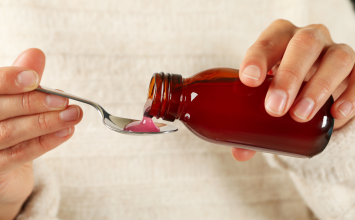 Szczekający kaszel – poznaj skuteczne leki na zapalenie krtani i tchawicy. Czy istnieją domowe sposoby leczenia?