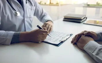 Grzybica pod pachami: przyczyny, leczenie domowe