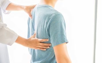 Ból kręgosłupa piersiowego - jak sobie radzić? Przyczyny, diagnostyka, leczenie