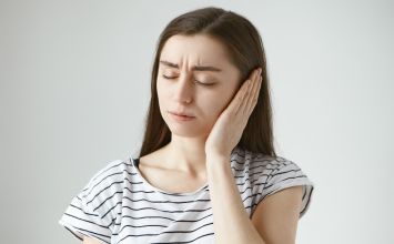 Ból ucha od zęba: co oznacza i jak leczyć?