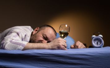 Bezsenność po alkoholu: jak sobie z nią poradzić?