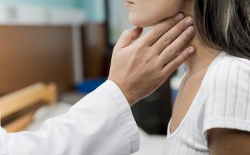 Ostry ból gardła przy przełykaniu bez gorączki — co jest przyczyną? Jak załagodzić ból gardła?