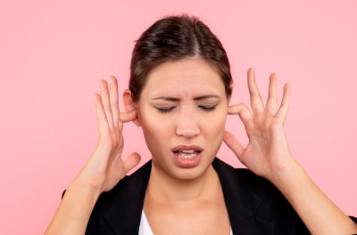 Ból za uchem: jakie są przyczyny i jak leczyć?