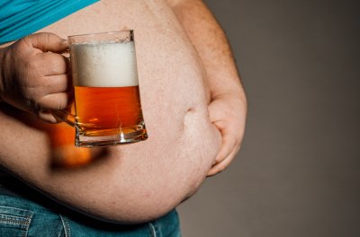 Brzuch alkoholowy – jak wygląda i jakie są jego przyczyny?