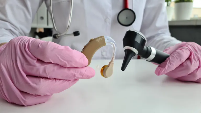 Lekarz laryngolog gotowy do udzielenia wsparcia