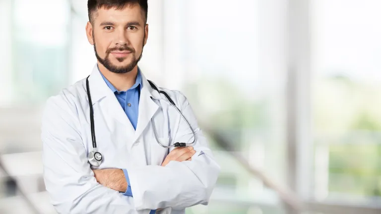 Lekarz onkolog gotowy do udzielenia wsparcia