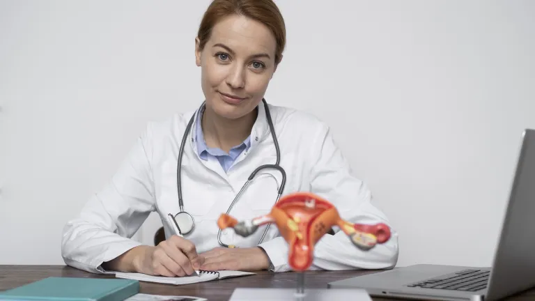 Lekarz ginekolog gotowy do udzielenia wsparcia