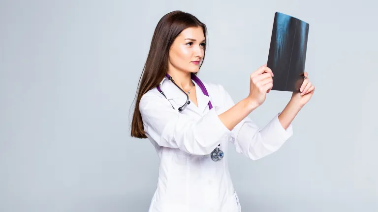 Lekarz reumatolog gotowy do udzielenia wsparcia