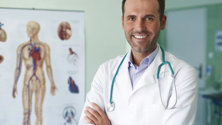 Lekarz chirurg gotowy do udzielenia wsparcia