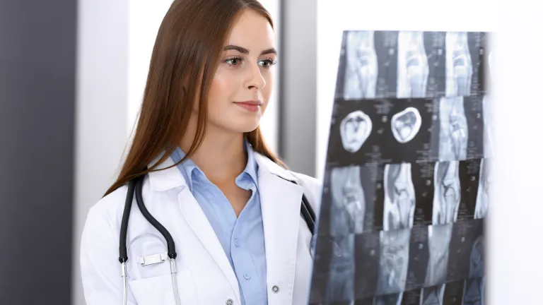 Lekarz ortopeda gotowy do udzielenia wsparcia