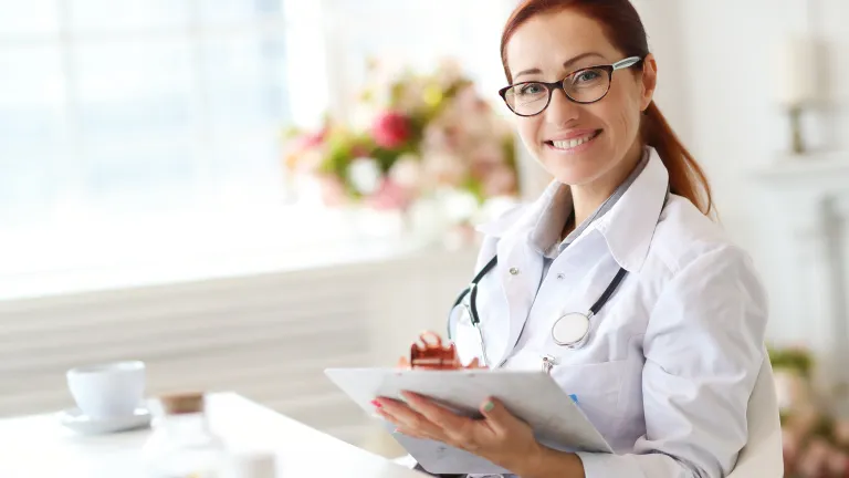 Lekarz dermatolog dziecięcy gotowy do udzielenia wsparcia