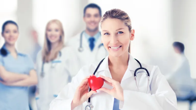 Lekarz kardiolog gotowy do udzielenia wsparcia